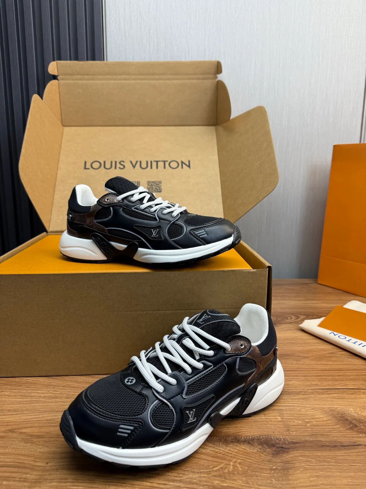 Men's shoes 💰600💰 🌈LV | Louis Vuitton 2025𝐬𝐬 🧡💚2025 spring and summer new style top version‼ ️The original version is the same. The counter specializes in the latest casual shoes. Hard goods are new🆕 🔥🔥🔥Top version: Couple model LV Louis Vuitton L House Donkey brand The latest Olympia series Couple model Silver Horn King Casual sneakers Running shoes This LV Olympia sneaker combines mesh fabric and metallic synthetic leather and other technical fabrics to reinterpret the classic running shoe design with a neat and simple design. Lightweight EVA outsole provides a stretchy fit. Rich details such as Monogram embossing and LV letters establish recognition. Exquisite packaging at the delivery counter 🛍📦 ▪️Fabrics: Original imported technical fabric + mesh ▪️Inner lining: Original customized breathable mesh ▪️Sole: Original molded rubber foam material ▪️Sole thickness: 3.5CM ▪️Size: 35--45 (customized for women 40 and men 45)